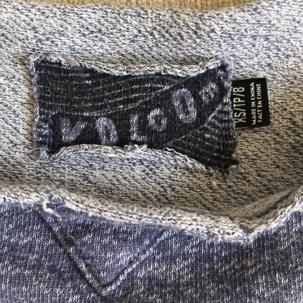 Soft, comfy, cut-off Volcom sweatshirt - Picture 2 of 4